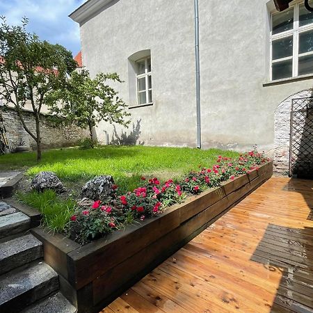 Historic Apartment With Private Garden In Old Town 탈린 외부 사진